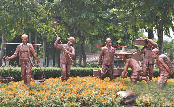 銅雕人物，為步行街注入“人情味”